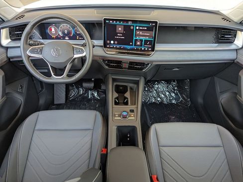 Certified 2025 Volkswagen Tiguan SE image 15