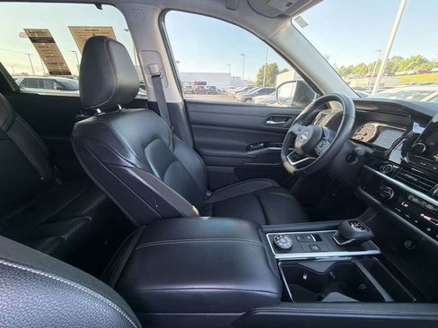 Used 2024 Nissan Pathfinder SL w/ Black Appearance Package AWD/4WD image 15
