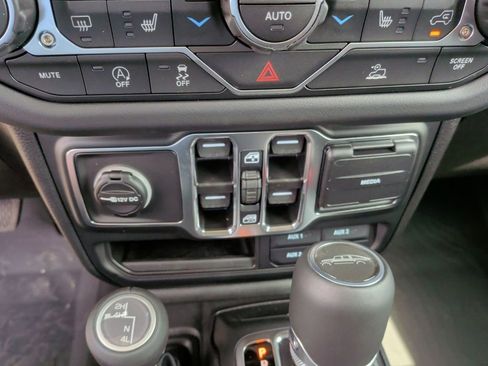 New 2025 Jeep Gladiator Sport image 30