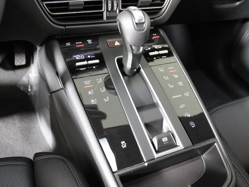 Certified 2026 Porsche Macan AWD/4WD image 28