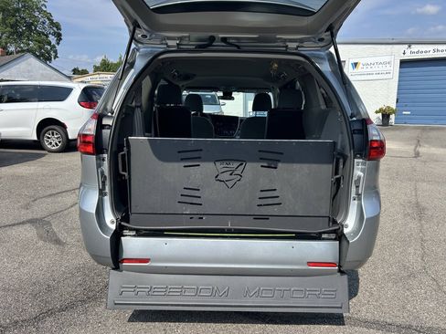 Used 2020 Toyota Sienna L FWD image 7