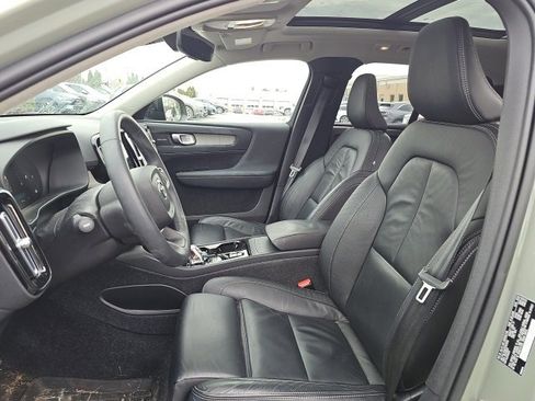 Certified 2023 Volvo XC40 B5 Plus w/ Climate Package image 3