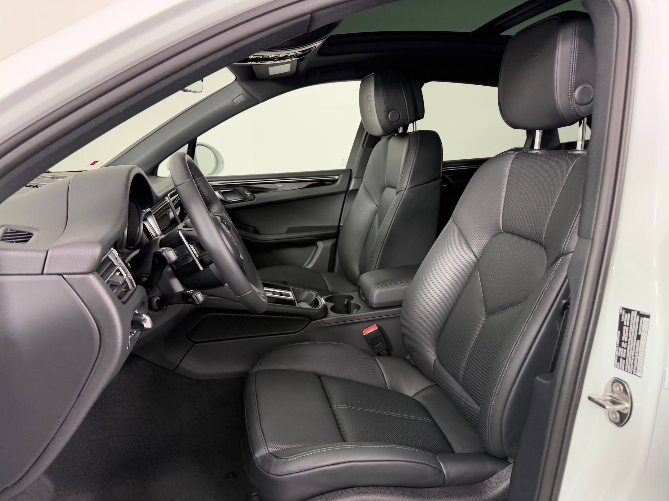 Certified 2026 Porsche Macan AWD/4WD image 5