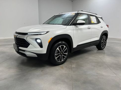 Used 2025 Chevrolet TrailBlazer LT AWD/4WD image 3
