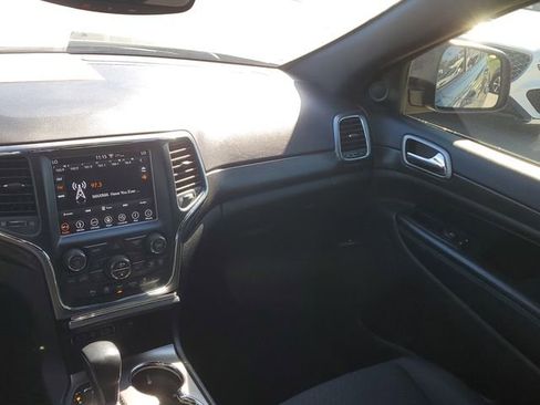 Used 2018 Jeep Grand Cherokee Laredo image 13