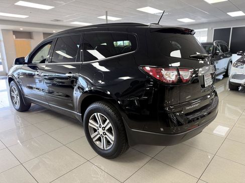 Used 2017 Chevrolet Traverse LT FWD image 2