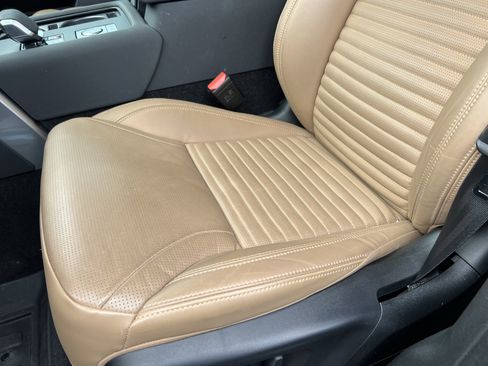 Used 2025 Land Rover Discovery Metropolitan Edition image 19