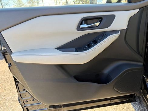 Used 2024 Nissan Rogue SV image 16