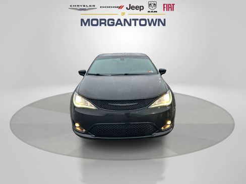 Used 2020 Chrysler Pacifica Touring w/ S Appearance Package image 2