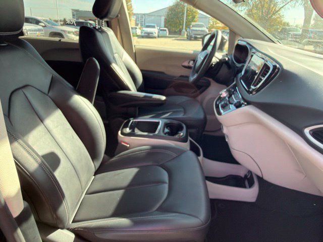 Used 2024 Chrysler Pacifica Touring-L FWD image 26