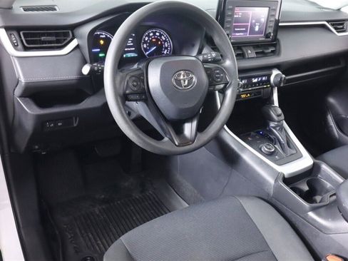 Used 2021 Toyota RAV4 LE image 10