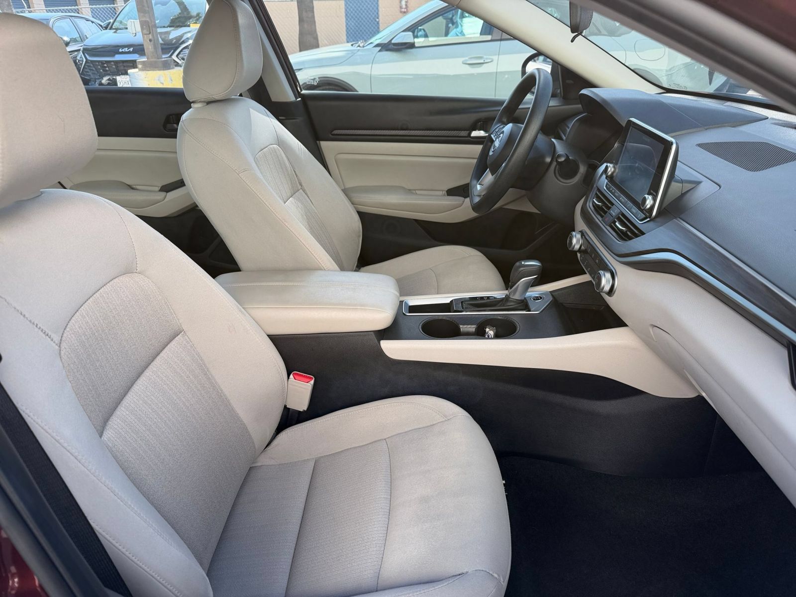 Used 2025 Nissan Altima 2.5 SV FWD image 35