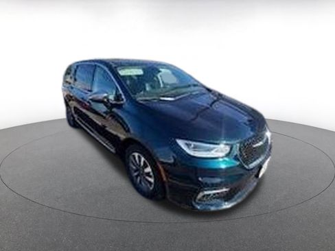 Used 2023 Chrysler Pacifica Limited image 1