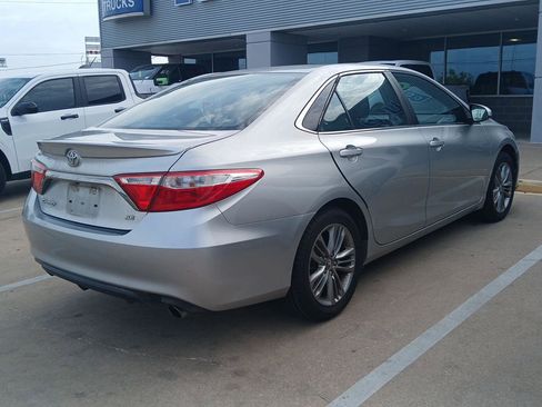 Used 2016 Toyota Camry SE image 4