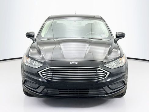 Used 2018 Ford Fusion SE w/ Fusion SE Technology Package image 2
