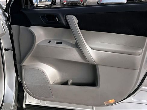 Used 2012 Toyota Highlander SE w/ Tow Pkg image 22