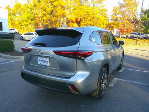 Used 2023 Toyota Highlander XLE image 11