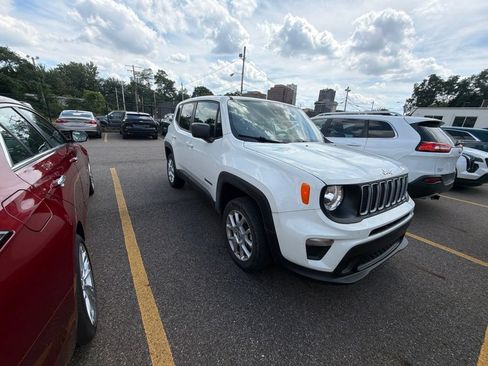 Used 2023 Jeep Renegade Latitude AWD/4WD image 5