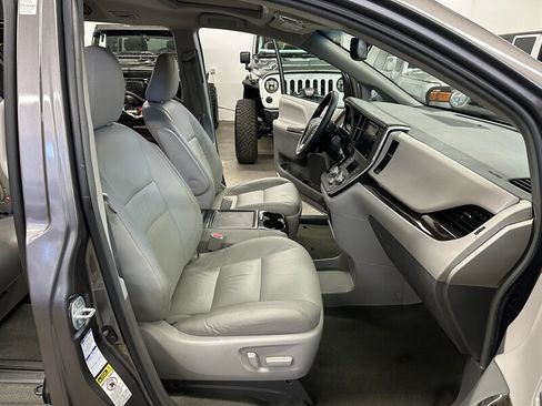 Used 2017 Toyota Sienna XLE w/ XLE Navigation Package AWD/4WD image 15