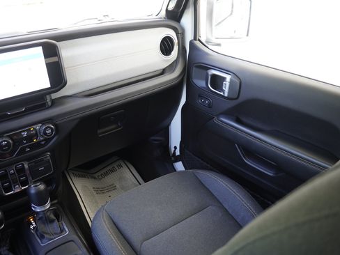 Used 2024 Jeep Wrangler Unlimited Sahara AWD/4WD image 24