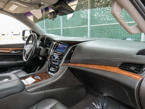 Used 2017 Cadillac Escalade ESV Luxury AWD/4WD image 15