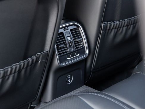 Certified 2025 Porsche Macan image 30