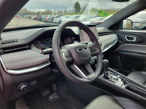 Used 2024 Jeep Compass Latitude image 8