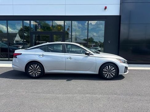 Used 2024 Nissan Altima 2.5 SV FWD image 2