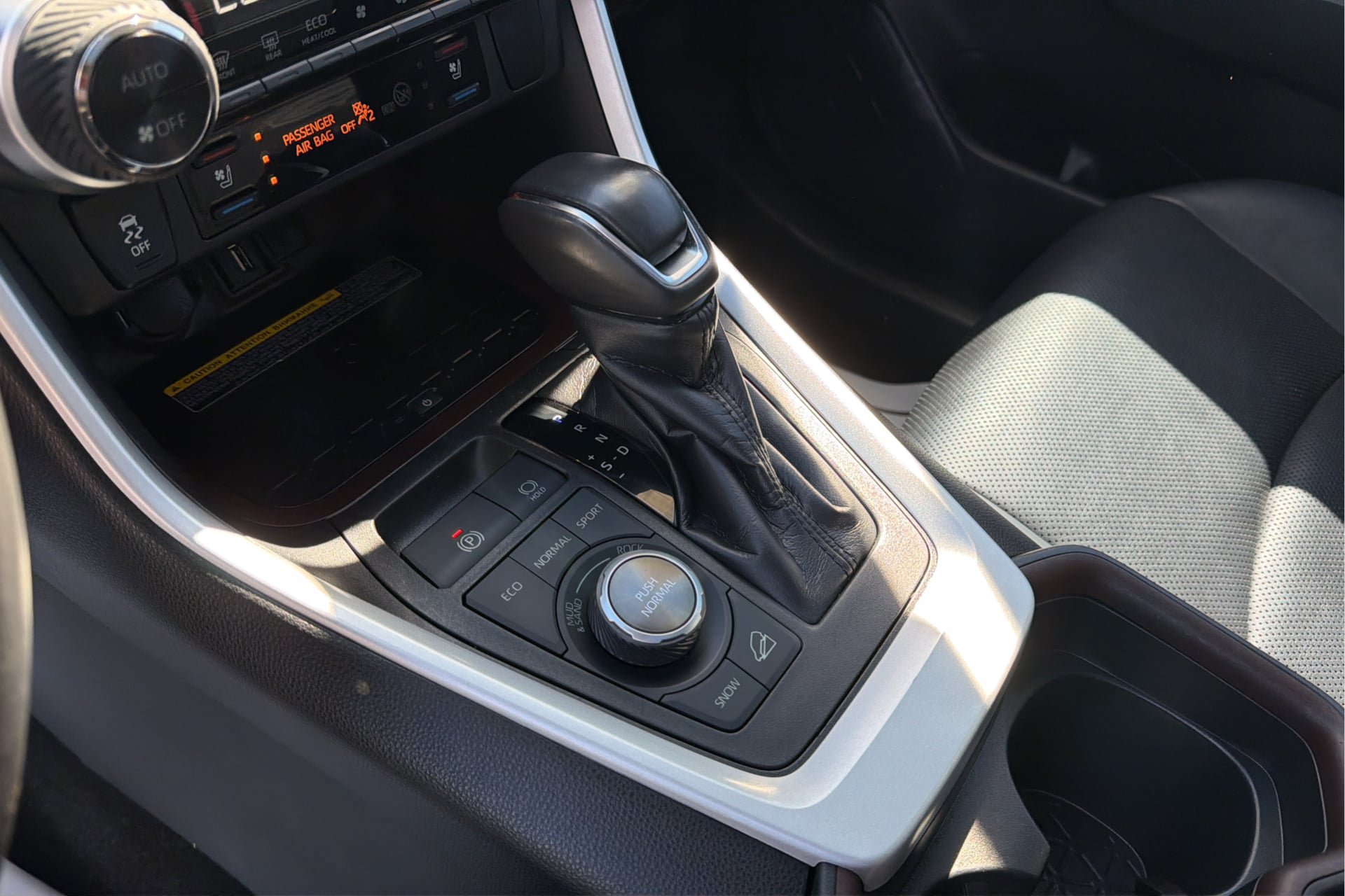 Used 2020 Toyota RAV4 Limited AWD/4WD image 23