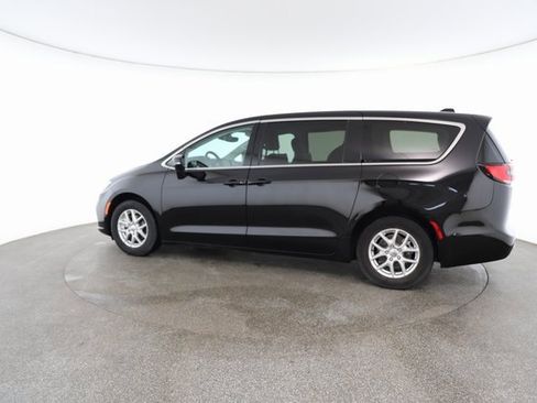 Used 2024 Chrysler Pacifica Touring-L image 8
