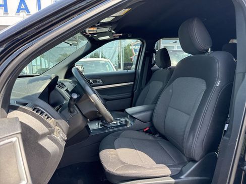 Used 2018 Ford Explorer XLT AWD/4WD image 9