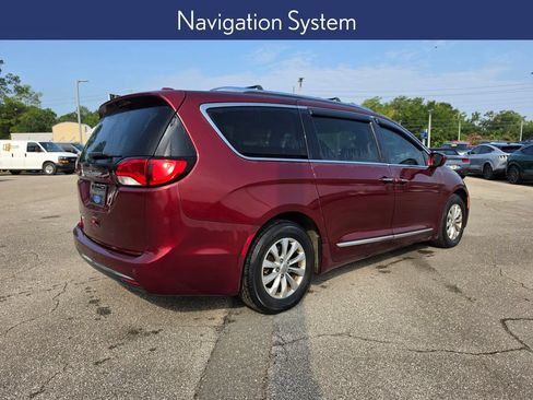 Used 2018 Chrysler Pacifica Touring-L Plus FWD image 3