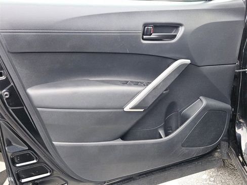 Used 2025 Toyota Corolla Cross LE image 2