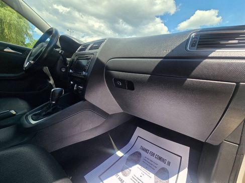 Used 2011 Volkswagen Jetta SE FWD image 25