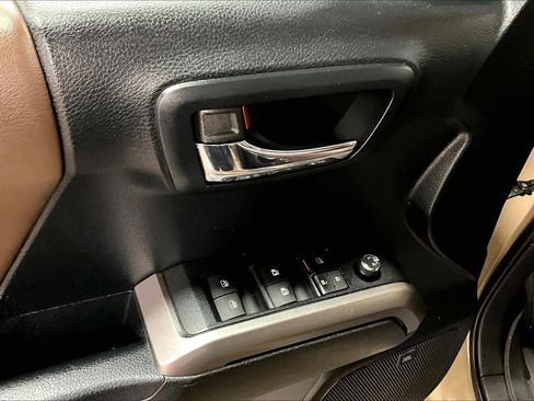 Used 2016 Toyota Tacoma Limited w/ Towing Package image 32