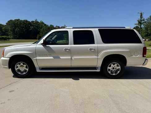 Used 2005 Cadillac Escalade ESV AWD image 2