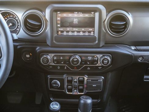 Used 2023 Jeep Gladiator Willys image 21