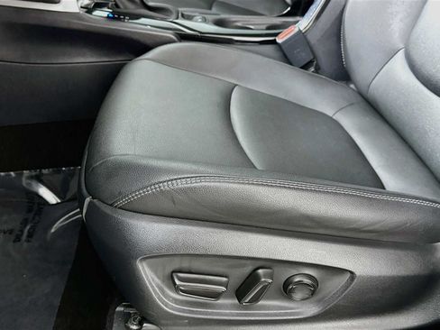Used 2022 Toyota Corolla Cross XLE w/ Convenience Package FWD image 17