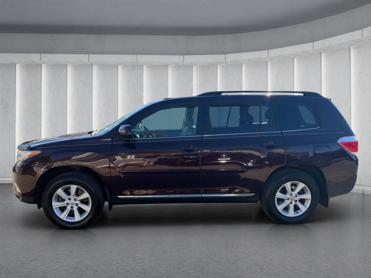 Used 2012 Toyota Highlander SE w/ Tow Pkg AWD/4WD image 2