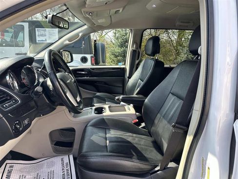 Used 2016 Chrysler Town & Country Touring w/ Driver Convenience Group FWD image 10