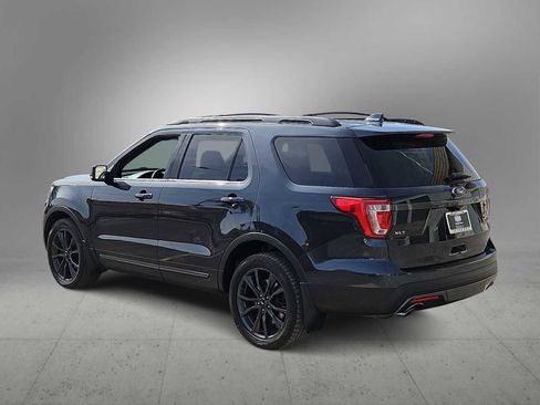 Used 2017 Ford Explorer XLT w/ Equipment Group 202A image 6