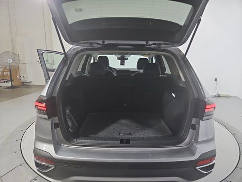 Used 2025 Volkswagen Taos SE w/ Panoramic Sunroof Package AWD/4WD image 24