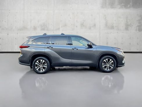 Used 2022 Toyota Highlander XLE image 8