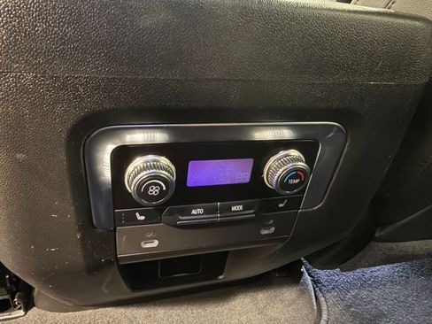 Used 2022 GMC Yukon SLT w/ SLT Luxury Package image 30