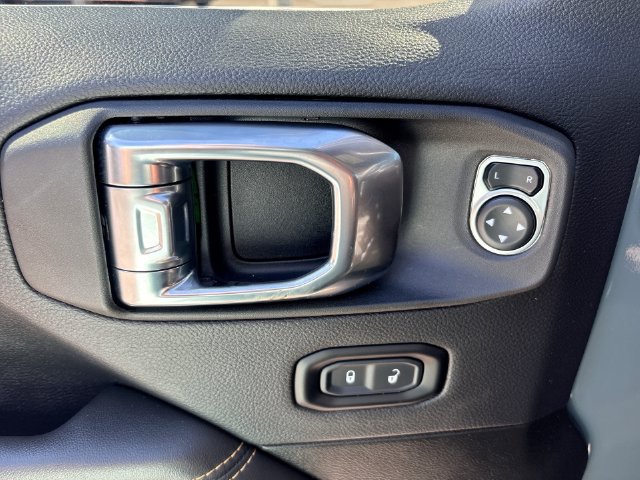 Used 2025 Jeep Wrangler Unlimited Sahara w/ Safety Group AWD/4WD image 13