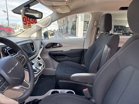 Used 2017 Chrysler Pacifica Touring w/ Tire & Wheel Group image 13