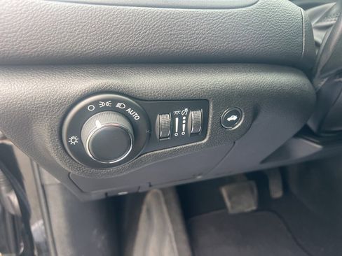 Used 2015 Chrysler 200 Limited w/ Convenience Group image 13