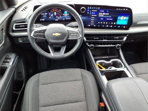 Used 2025 Chevrolet Traverse LT w/ Sun and Wheel Package image 11