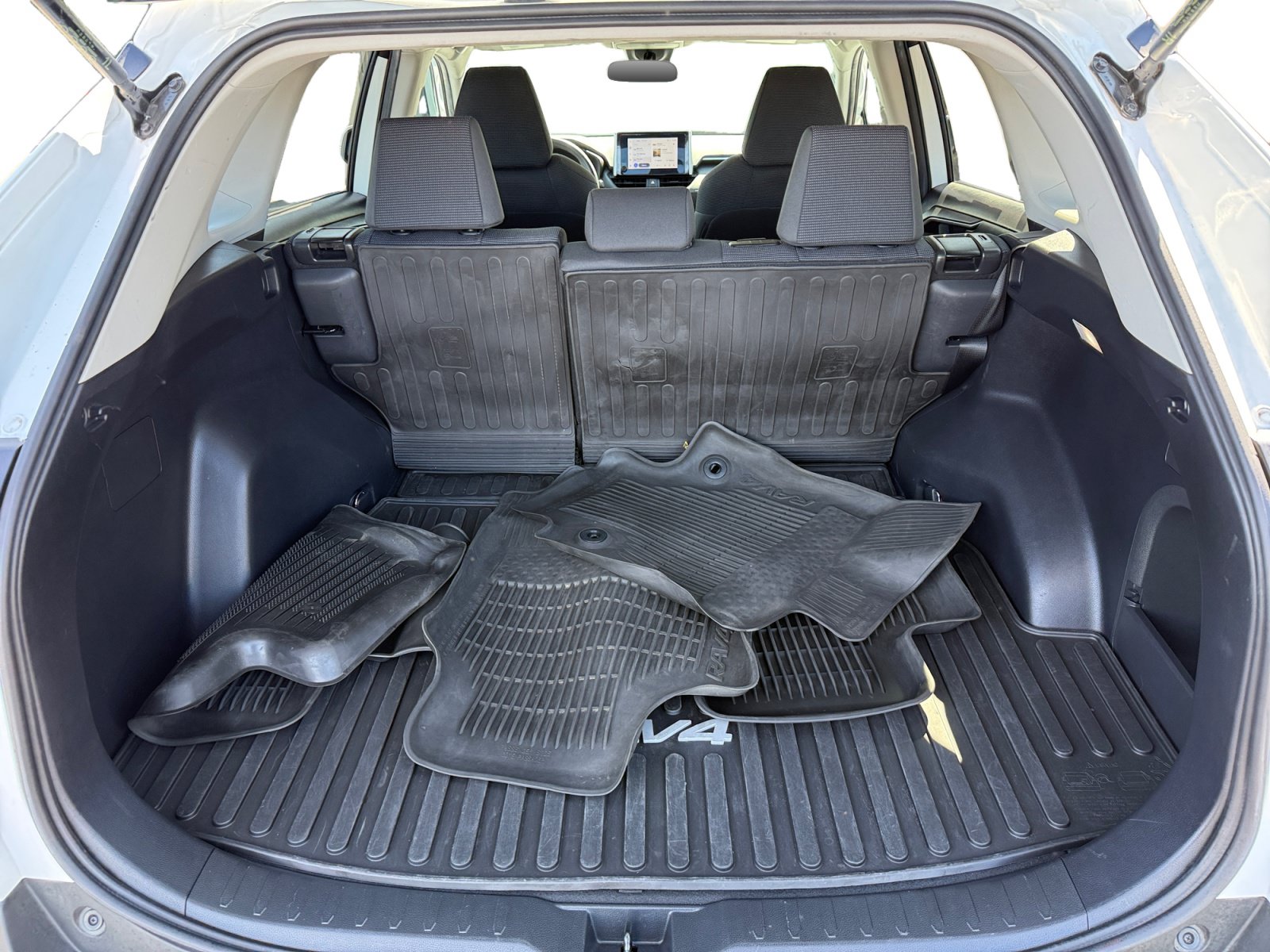 Used 2024 Toyota RAV4 LE AWD/4WD image 17