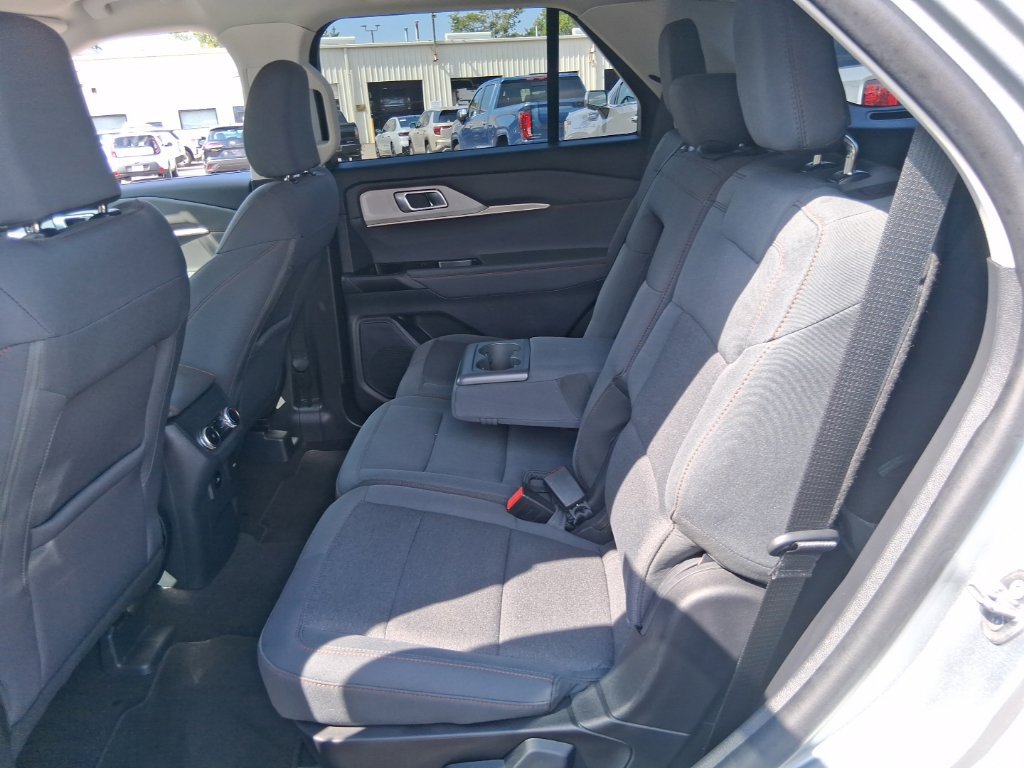 Used 2025 Ford Explorer Active AWD/4WD image 18